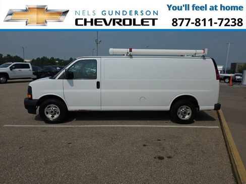 Used 2017 GMC Savana 3500 Extended RWD image 3