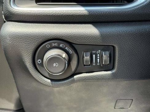 Used 2025 Chrysler Pacifica Limited FWD image 23