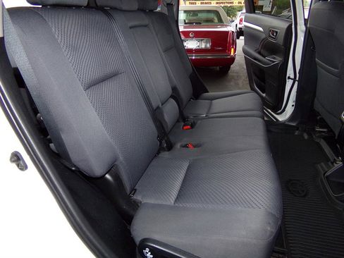 Used 2019 Toyota Highlander LE AWD/4WD image 27