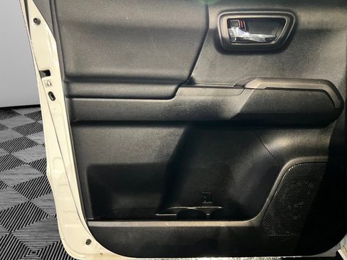 Used 2017 Toyota Tacoma TRD Sport image 19