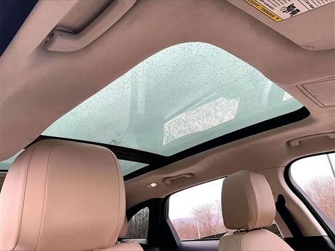 Used 2019 Jaguar F-PACE Premium image 19