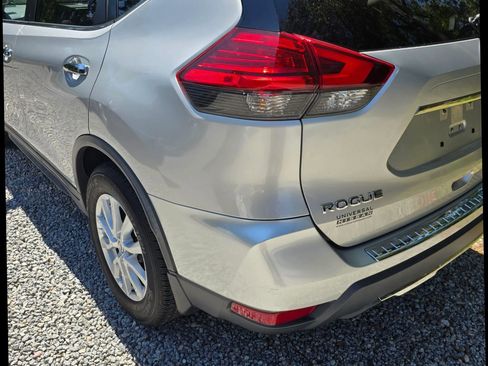 Used 2017 Nissan Rogue SV FWD image 18