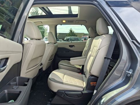Certified 2022 Nissan Pathfinder Platinum w/ Lighting Package (N92) AWD/4WD image 10