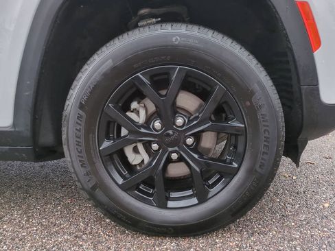 Used 2025 Jeep Grand Cherokee Altitude image 11