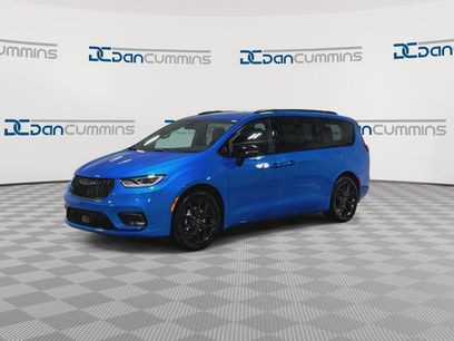 New 2026 Chrysler Pacifica Select