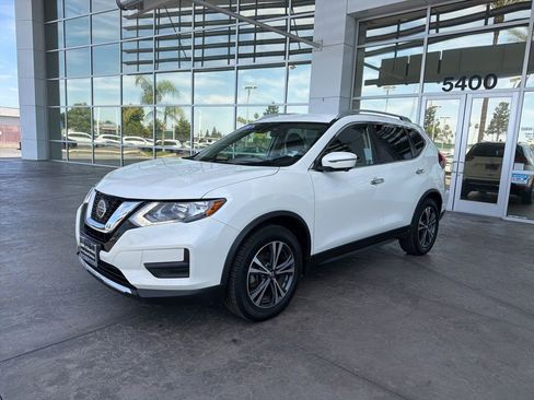 Used 2019 Nissan Rogue SV w/ Premium Package FWD image 1