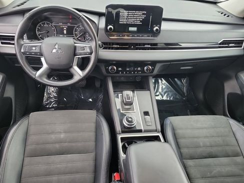 Used 2024 Mitsubishi Outlander SE image 16
