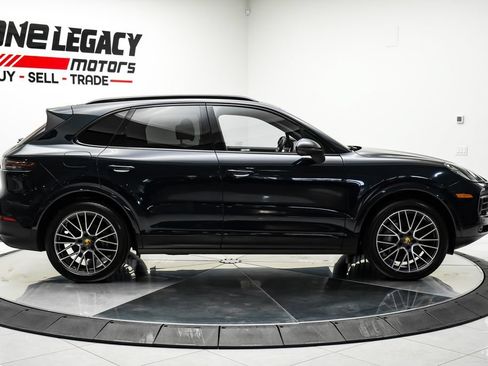Used 2023 Porsche Cayenne w/ Premium Package AWD/4WD image 7
