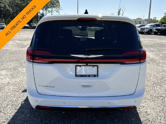 Used 2026 Chrysler Pacifica Select FWD image 5