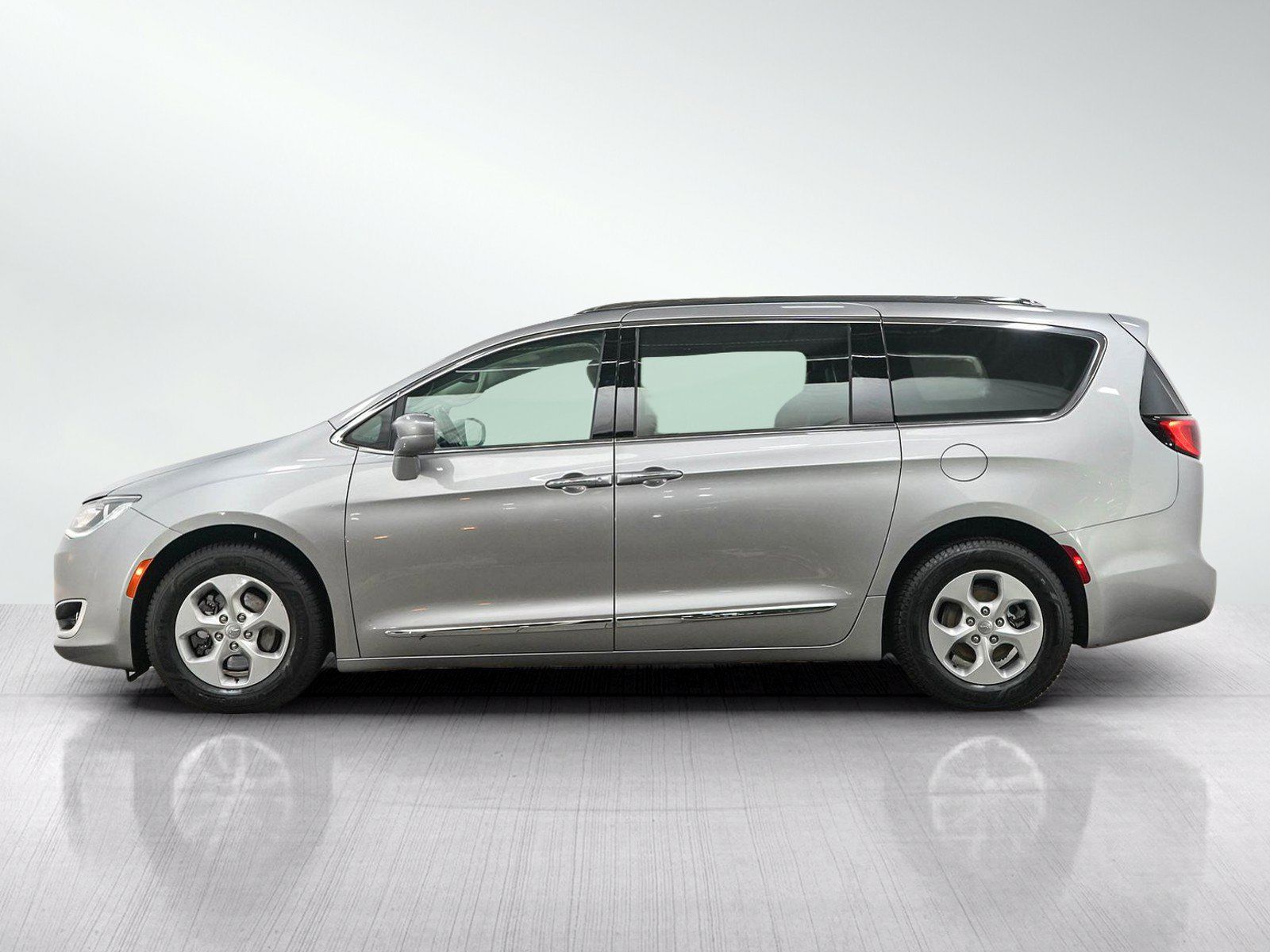Used 2017 Chrysler Pacifica Touring-L Plus FWD image 2