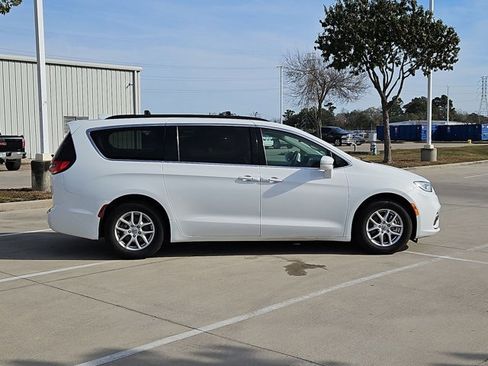 Used 2022 Chrysler Pacifica Touring-L image 4