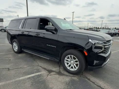 Used 2023 Chevrolet Suburban LT RWD image 2