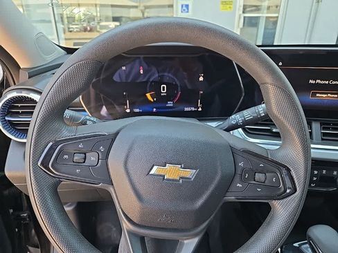 Used 2025 Chevrolet Trax LT FWD image 11