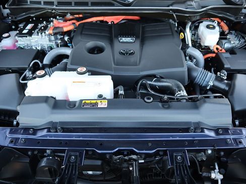 Used 2025 Toyota Sequoia Platinum image 29