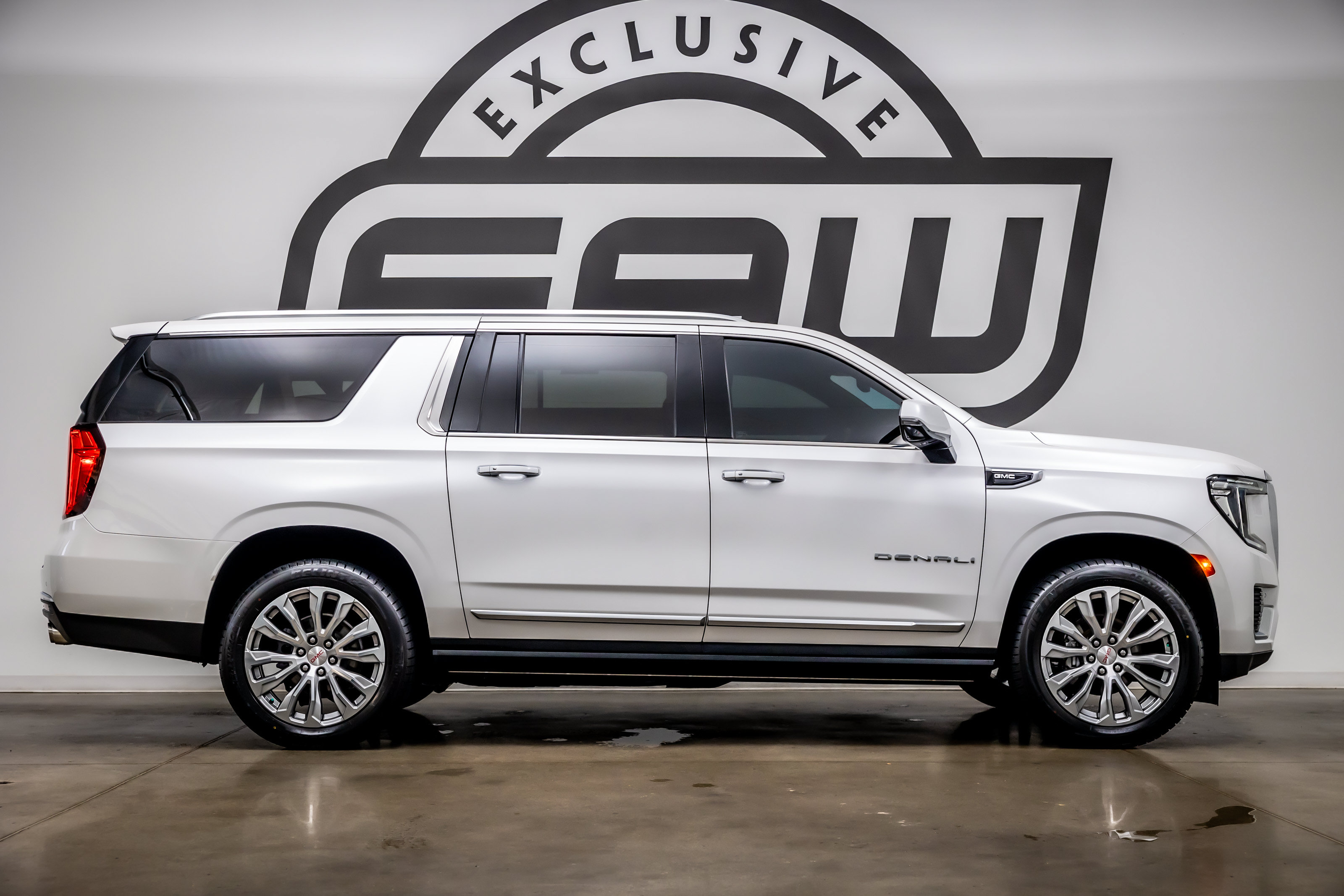 Used 2022 GMC Yukon XL Denali RWD image 9