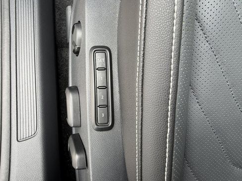Used 2025 Volkswagen Jetta SEL FWD image 29