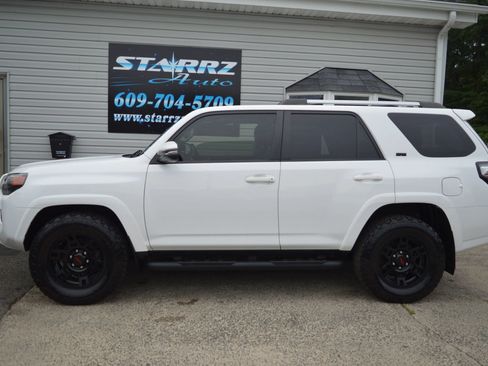 Used 2023 Toyota 4Runner SR5 Premium w/ Moonroof Package RWD image 2