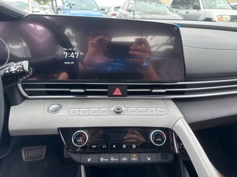 Certified 2025 Hyundai Elantra Limited FWD image 9