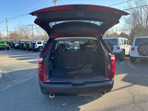 Used 2021 Chevrolet Traverse LT image 38