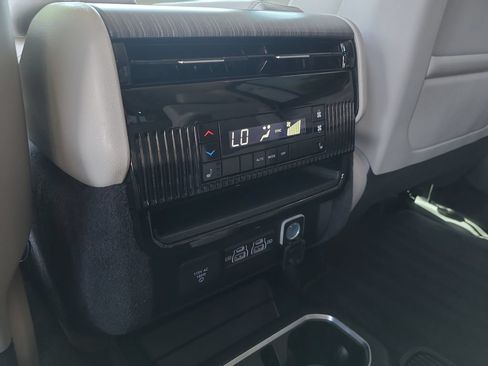 Used 2024 Jeep Wagoneer Series II AWD/4WD image 11