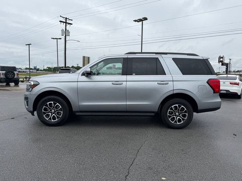 Used 2024 Ford Expedition XLT RWD image 4