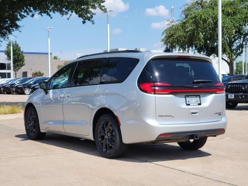 Certified 2023 Chrysler Pacifica Limited w/ S Appearance Package AWD/4WD image 5
