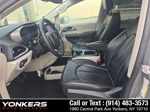 Used 2023 Chrysler Pacifica Touring-L FWD image 9