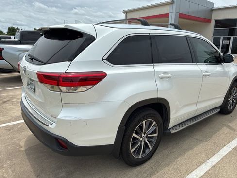 Used 2018 Toyota Highlander XLE FWD image 2