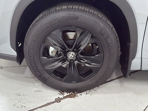 Certified 2024 Toyota Highlander XLE image 25