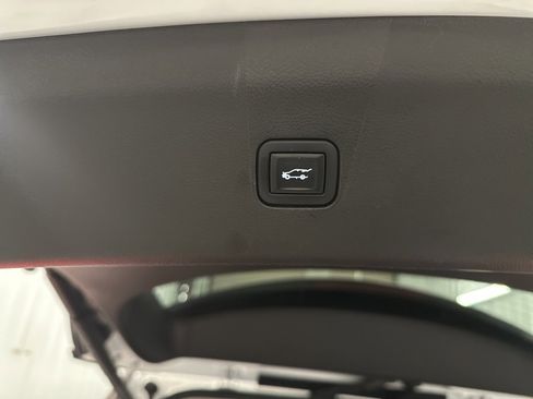 Used 2020 Buick Enclave Essence image 37