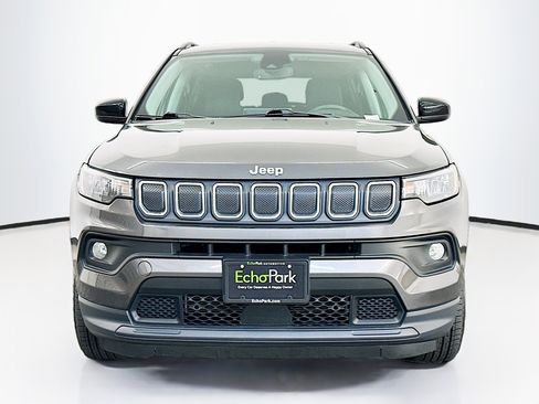 Used 2022 Jeep Compass Latitude image 2