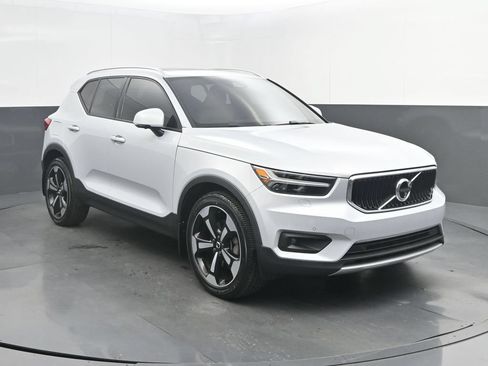 Certified 2022 Volvo XC40 T5 Momentum w/ Premium Package AWD/4WD image 9