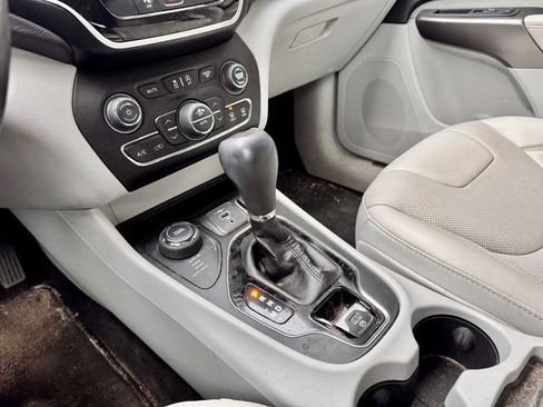 Used 2019 Jeep Cherokee Limited image 14