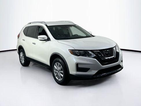 Used 2018 Nissan Rogue SV image 3