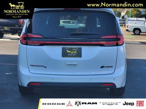 Used 2024 Chrysler Pacifica Limited FWD image 5