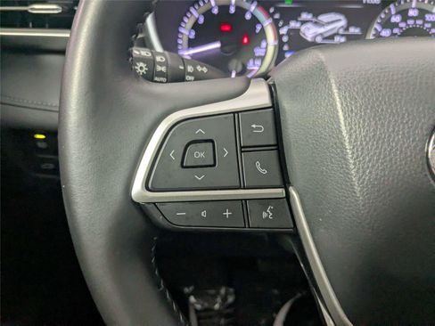 Certified 2025 Toyota Highlander XLE FWD image 19