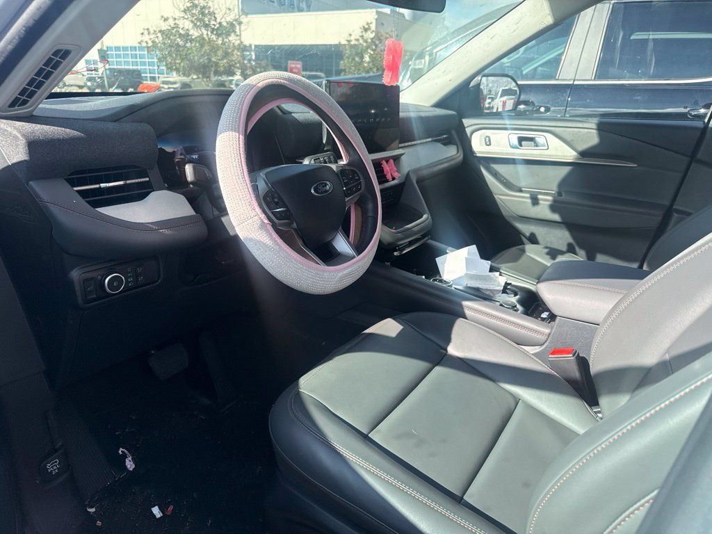 Used 2025 Ford Explorer Active w/ Active Comfort Package RWD image 9