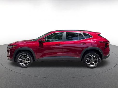 Used 2025 Chevrolet Trax LT FWD image 8