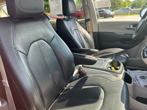Used 2022 Chrysler Pacifica Touring-L FWD image 29