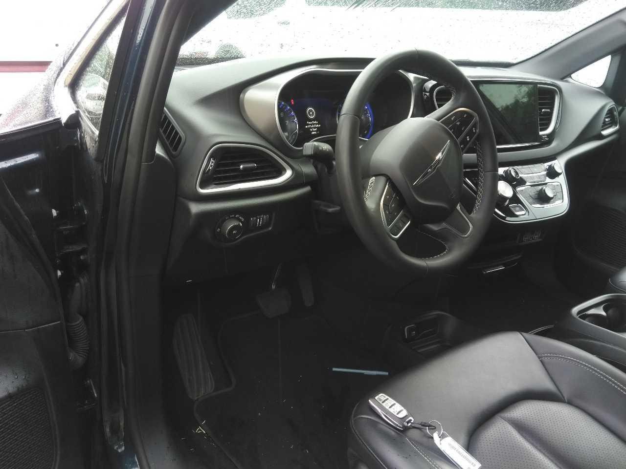 Used 2025 Chrysler Pacifica Select FWD image 5