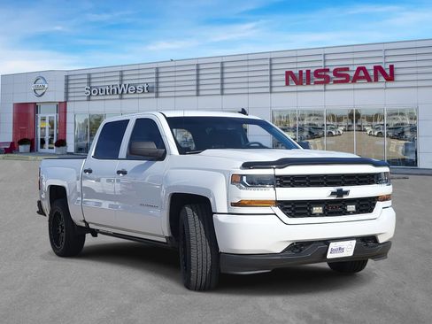 Used 2018 Chevrolet Silverado 1500 Custom w/ Custom Value Package image 4