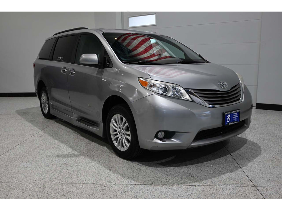Used 2015 Toyota Sienna XLE w/ XLE Navigation Package FWD image 3