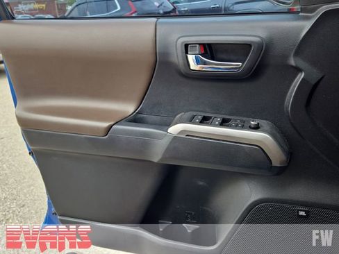 Used 2016 Toyota Tacoma Limited w/ Towing Package AWD/4WD image 20