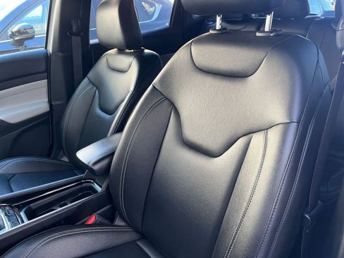 Used 2025 Jeep Compass Limited image 37