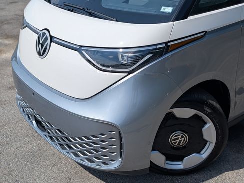 Used 2025 Volkswagen ID. Buzz Pro S Plus RWD image 13