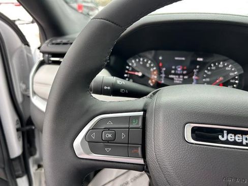 Used 2025 Jeep Compass Limited image 22