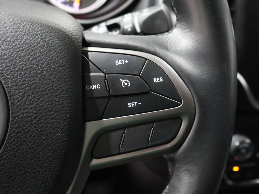 Used 2019 Jeep Cherokee Latitude Plus w/ Cold Weather Group AWD/4WD image 39