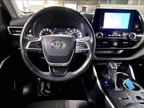 Used 2023 Toyota Highlander LE FWD image 6