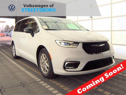 Used 2024 Chrysler Pacifica Touring-L FWD image 1