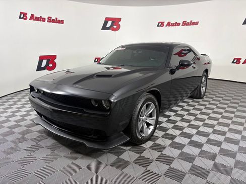 Used 2019 Dodge Challenger SXT RWD image 2